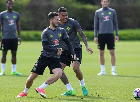 肌肉男裸体洗澡露j网站